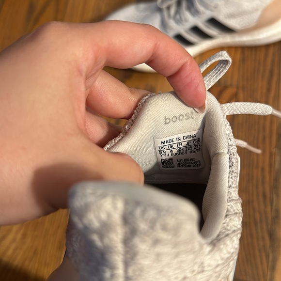 ADIDAS ULTRABOOST SNEAKERS - size 5.5 - Picture 5 of 7